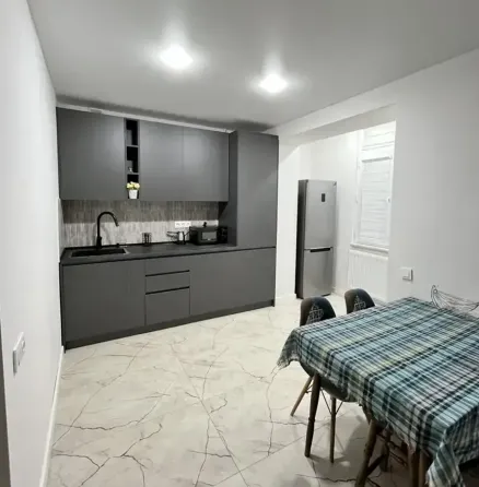 ქირავდება 2 ოთახიანი ბინა 65მ² 3/8 სართ თბილისი