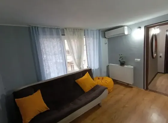 ქირავდება 2 ოთახიანი ბინა 40მ² 1/2 სართ თბილისი