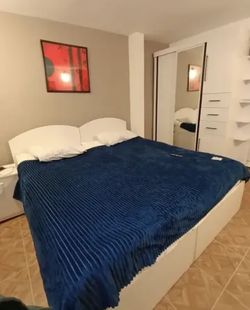 ქირავდება 2 ოთახიანი ბინა 40მ² 1/2 სართ თბილისი