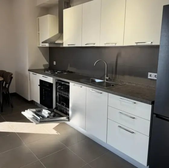 ქირავდება 3 ოთახიანი ბინა 90მ² 12/22 სართ თბილისი