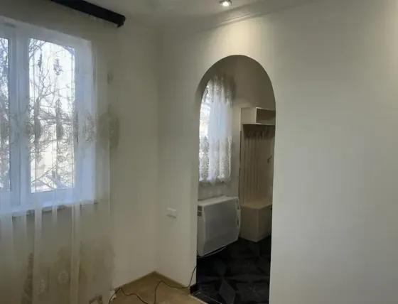 ქირავდება 2 ოთახიანი ბინა 40მ² 2/4 სართ თბილისი