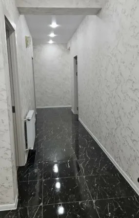 იყიდება 3 ოთახიანი ბინას 77მ² 1/2 სართ თბილისი