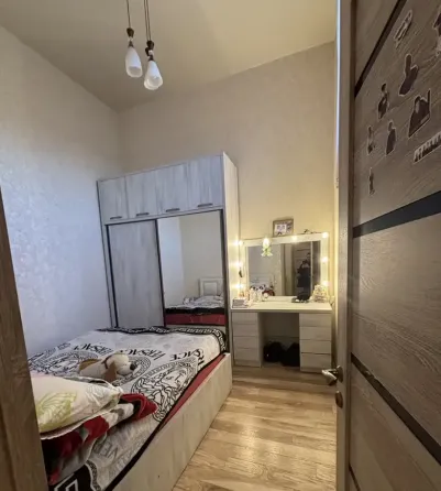 იყიდება 3 ოთახიანი ბინას 68მ² 3/3 სართ თბილისი