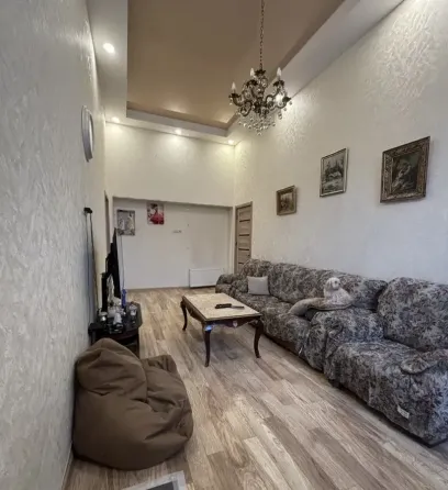 იყიდება 3 ოთახიანი ბინას 68მ² 3/3 სართ თბილისი