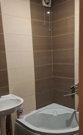 ქირავდება 2 ოთახიანი ბინა 45მ² 4/9 სართ თბილისი