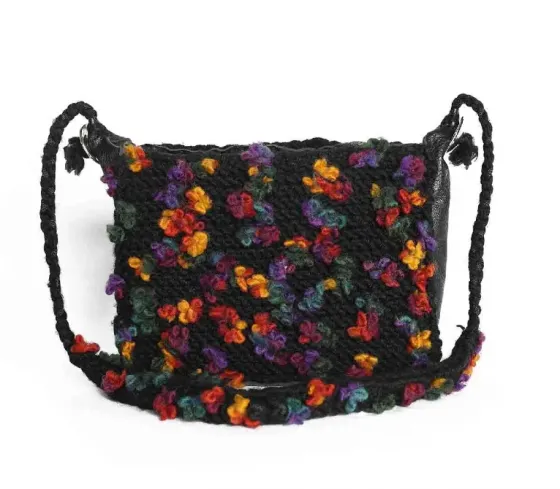 Ტყავით გაწყობილი შავი ფერის ხელჩანთა თბილისი