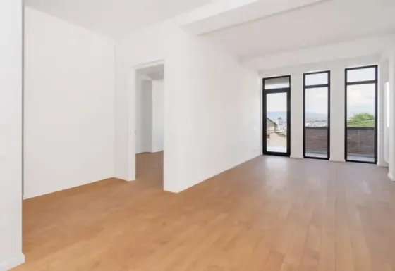 იყიდება 3 ოთახიანი ბინას 117მ² 2/4 სართ თბილისი