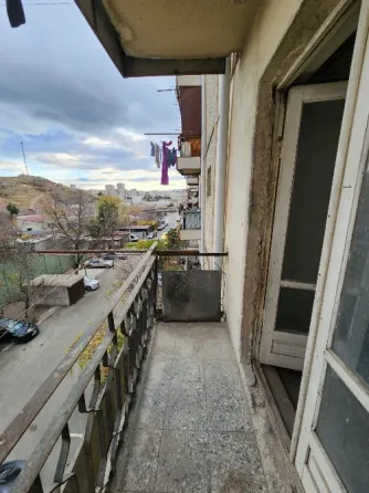 იყიდება 3 ოთახიანი ბინას 80მ² 4/8 სართ თბილისი