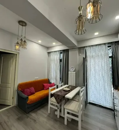 ქირავდება 2 ოთახიანი ბინა 40მ² 1/1 სართ თბილისი