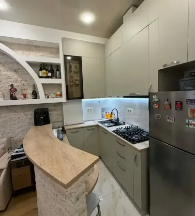 ქირავდება 2 ოთახიანი ბინა 40მ² 1/10 სართ თბილისი