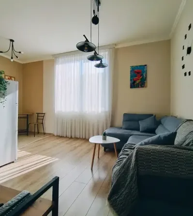 ქირავდება 2 ოთახიანი ბინა 40მ² 5/5 სართ თბილისი