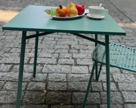 Стол с двумя железными стульями Тбилиси