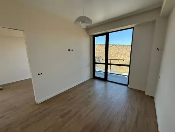 იყიდება 2 ოთახიანი ბინას 55.7მ² 15/15 სართ თბილისი