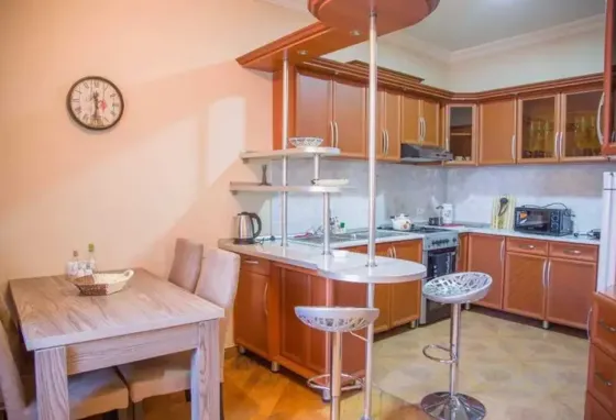 ქირავდება 3 ოთახიანი ბინა 100მ² 2/15 სართ თბილისი