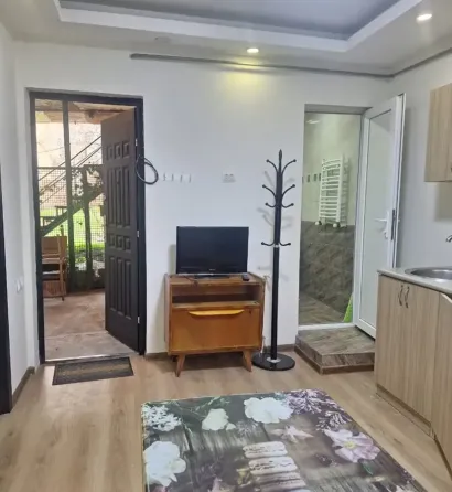 ქირავდება 2 ოთახიანი ბინა 50მ² 1/2 სართ თბილისი