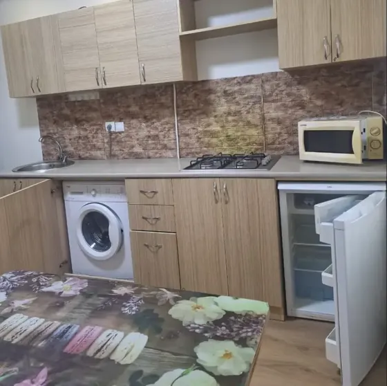 ქირავდება 2 ოთახიანი ბინა 50მ² 1/2 სართ თბილისი