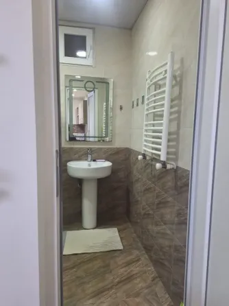 ქირავდება 2 ოთახიანი ბინა 50მ² 1/2 სართ თბილისი