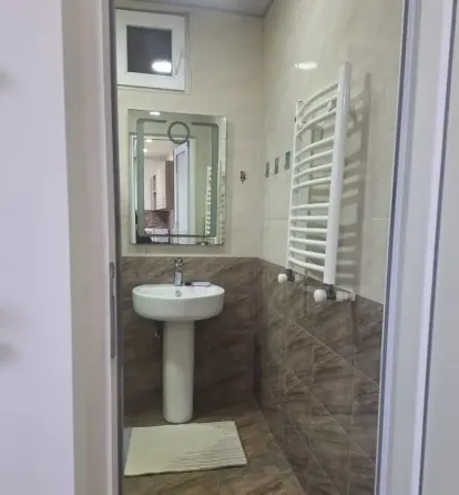 ქირავდება 2 ოთახიანი ბინა 50მ² 1/2 სართ თბილისი