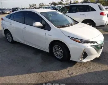 Toyota Prius 1.8L 2017 თბილისი