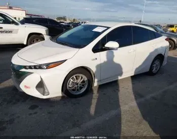 Toyota Prius 1.8L 2017 თბილისი