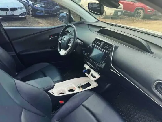 Toyota Prius 1.8L 2016 თბილისი