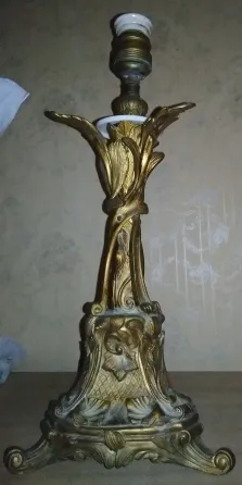 Იყიდება ანტიკვარული ბრინჯაოს მაგიდის სანათი ორნამენტებით(მე-19 საუკუნის) თბილისი
