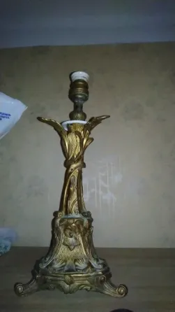Იყიდება ანტიკვარული ბრინჯაოს მაგიდის სანათი ორნამენტებით(მე-19 საუკუნის) თბილისი