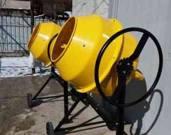 Смесительная машина и бетонный вибратор. Тбилиси