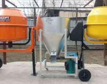 Смесительная машина и бетонный вибратор. Тбилиси