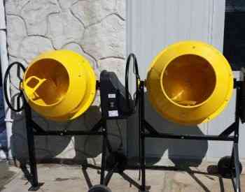 Смесительная машина и бетонный вибратор. Тбилиси