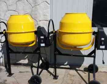 Смесительная машина и бетонный вибратор. Тбилиси