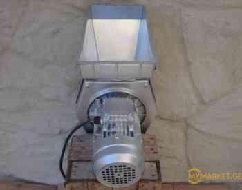 The powdered sugar grinder grinds cleanly at 220 volts. Tbilisi