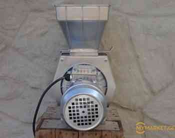 The powdered sugar grinder grinds cleanly at 220 volts. Tbilisi