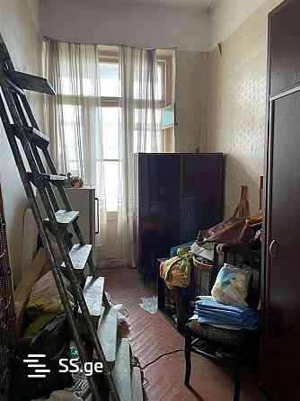 Продам 7+-комн. квартиру 245м² 3/3 эт. Тбилиси