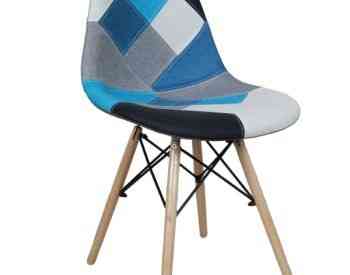 თანამედროვე სტილის სკამი ნაჭრის ზედაპირით და ხის ფეხით თბილისი