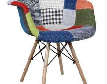 თანამედროვე სტილის სკამი ნაჭრის ზედაპირით და ხის ფეხით თბილისი