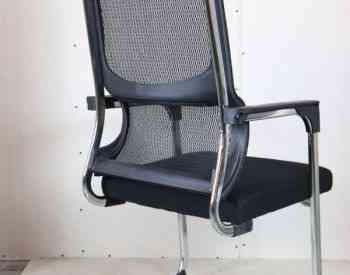 Кресло с тканевой поверхностью и сетчатой спинкой Тбилиси