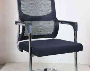 Кресло с тканевой поверхностью и сетчатой спинкой Тбилиси