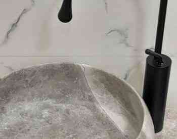 Смеситель и зеркальный шкаф Тбилиси