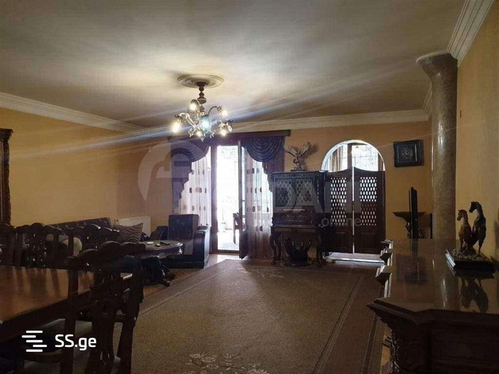 Продам 5-комн. квартиру 130м² 4/8 эт. Тбилиси - изображение 1
