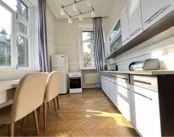 ქირავდება 4 ოთახიანი ბინა 150მ² 1/2 სართ თბილისი