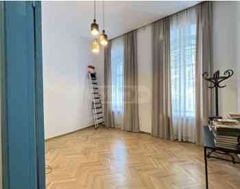 ქირავდება 4 ოთახიანი ბინა 150მ² 1/2 სართ თბილისი