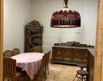 ქირავდება 4 ოთახიანი ბინა 130მ² 3/3 სართ თბილისი