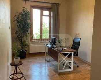 ქირავდება 4 ოთახიანი ბინა 130მ² 3/3 სართ თბილისი