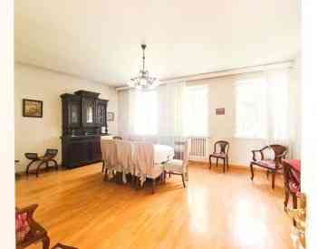 ქირავდება 4 ოთახიანი ბინა 140მ² 3/3 სართ თბილისი