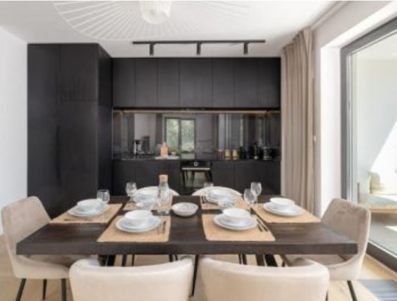 ქირავდება 3 ოთახიანი ბინა 130მ² 4/15 სართ თბილისი