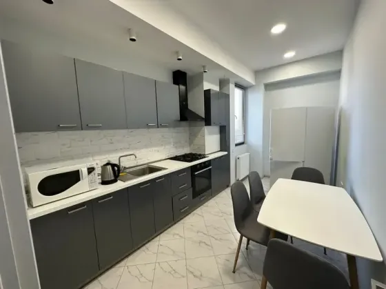 ქირავდება 3 ოთახიანი ბინა 135მ² 4/6 სართ თბილისი