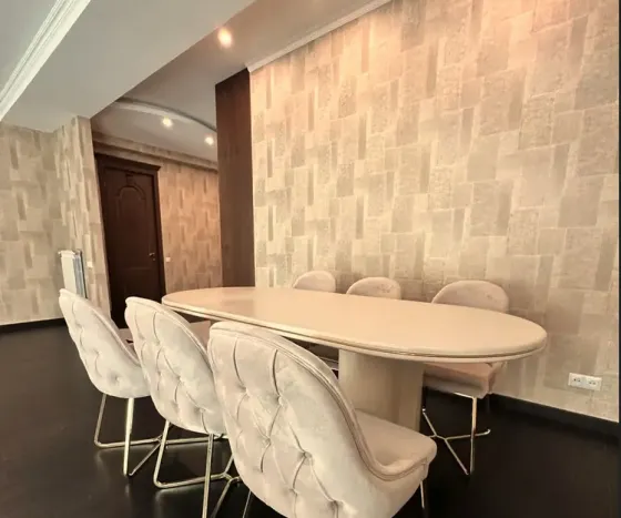 ქირავდება 3 ოთახიანი ბინა 210მ² 8/9 სართ თბილისი