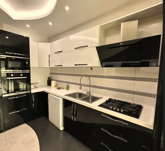 ქირავდება 3 ოთახიანი ბინა 210მ² 8/9 სართ თბილისი