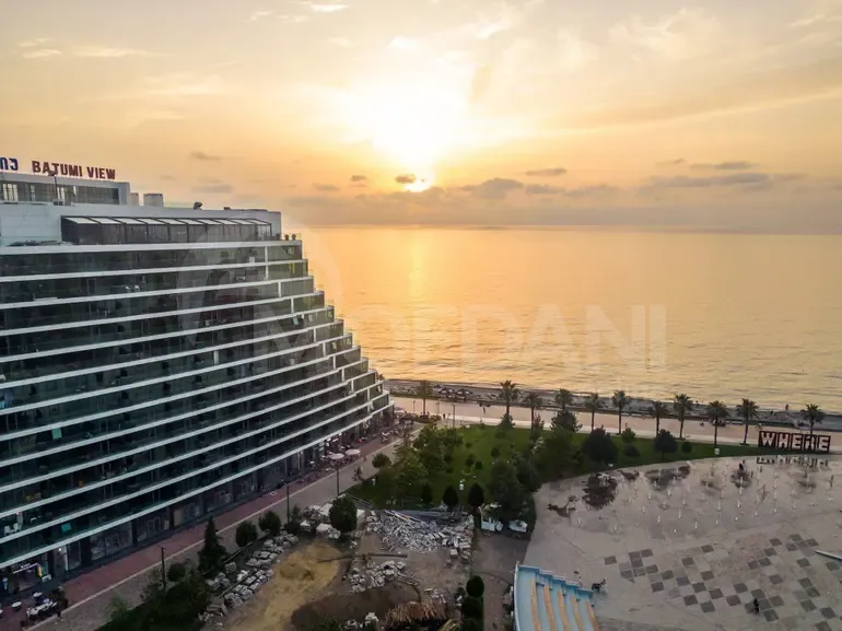 Продам 1-комн. квартиру 43м² 6/13 эт. Батуми - изображение 1